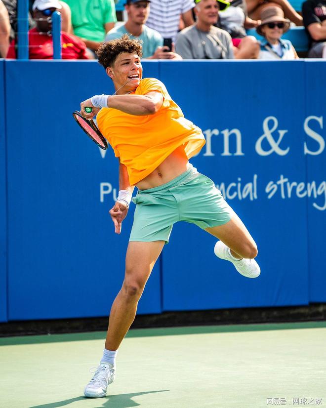 风格而闻名 风格而闻名